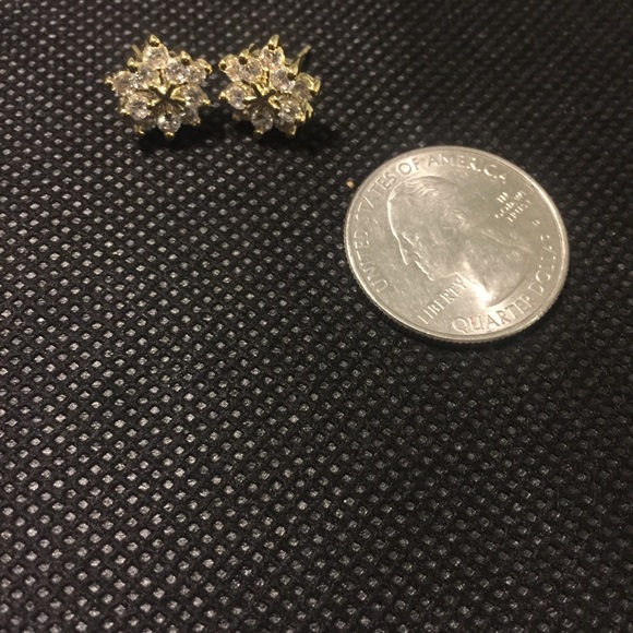 ❄️ Lovely shiny rhinestone snowflake studs available in gold or silver ❄️ - Picture 3 of 8